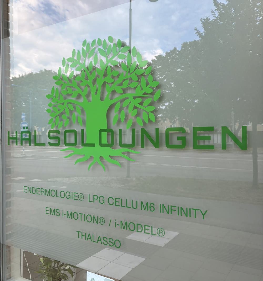 HälsoLoungens skyltfönster på Råbyvägen 53 i Uppsala